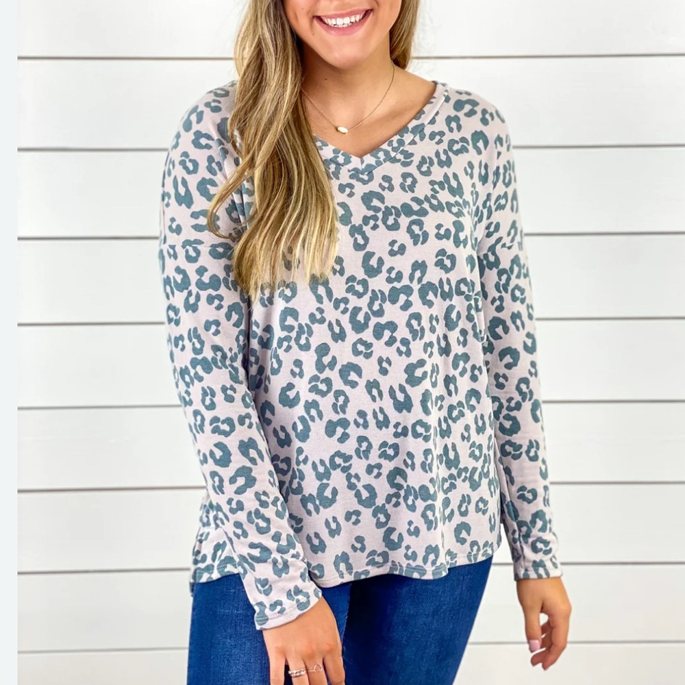 🐣Entro Gray and Cream Animal Print Long Sleeve Top
